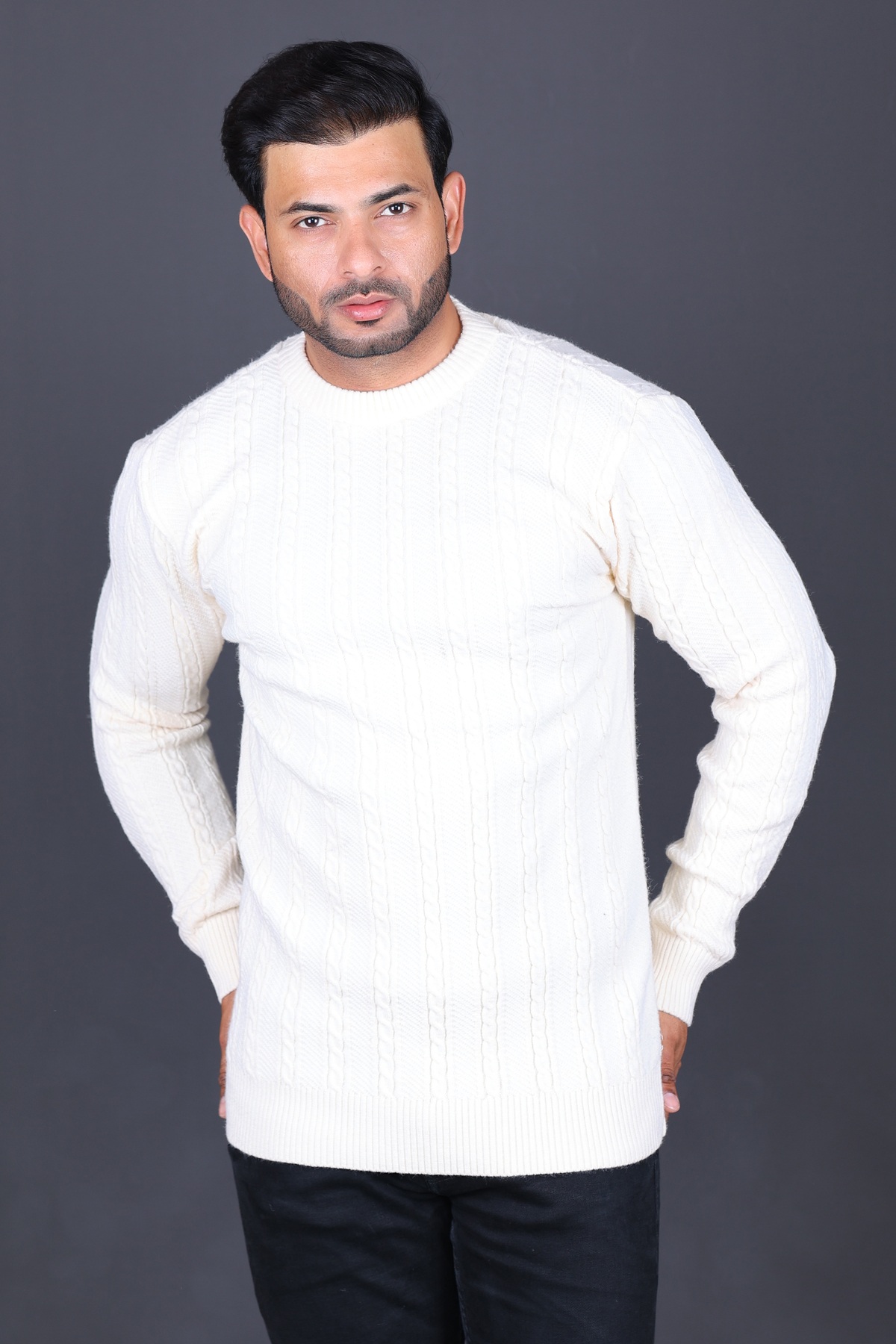 CABLE KNIT ROUND NECH SWEATER